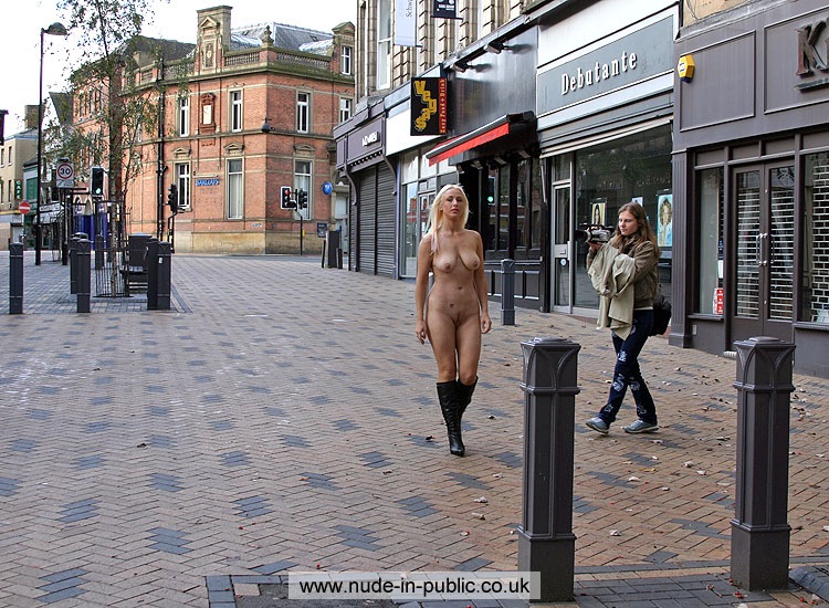 michelle-monroe-nude-in-public05